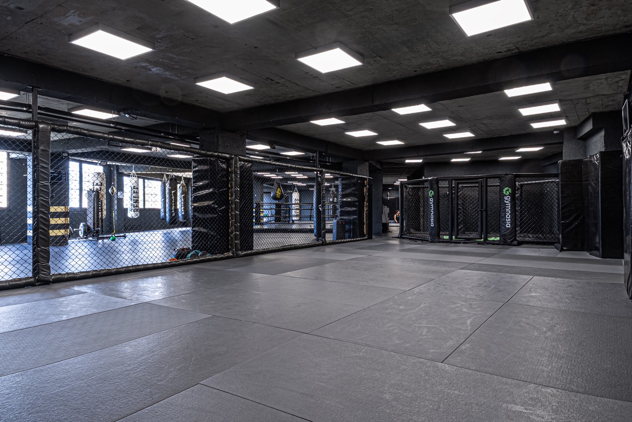 Wall-pad zone with dedicated striking space